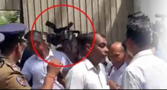 News1st මාධ්‍යවේදියා ආරක්ෂකයාට පහරදුන්නාද?